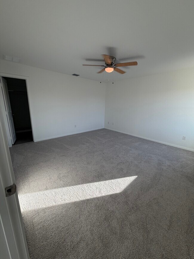 Building Photo - 563 River Run Wy