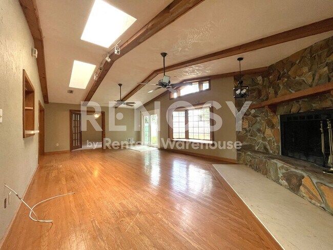 Building Photo - 802 Embassy Rd