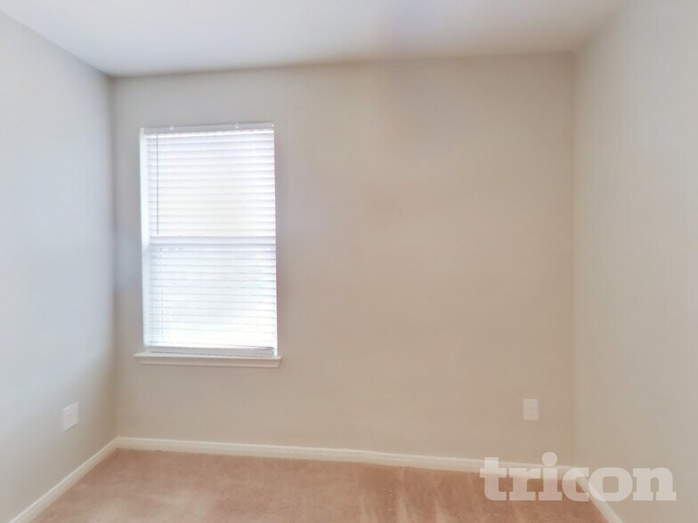 Building Photo - 12045 Latour Vly