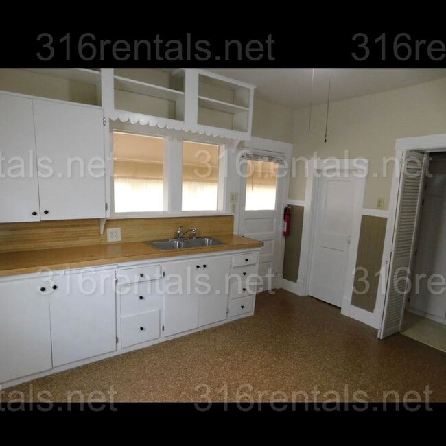 Building Photo - Cozy 2 bedroom home on corner lot!