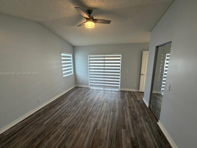 Building Photo - 1525 Estancia Cir