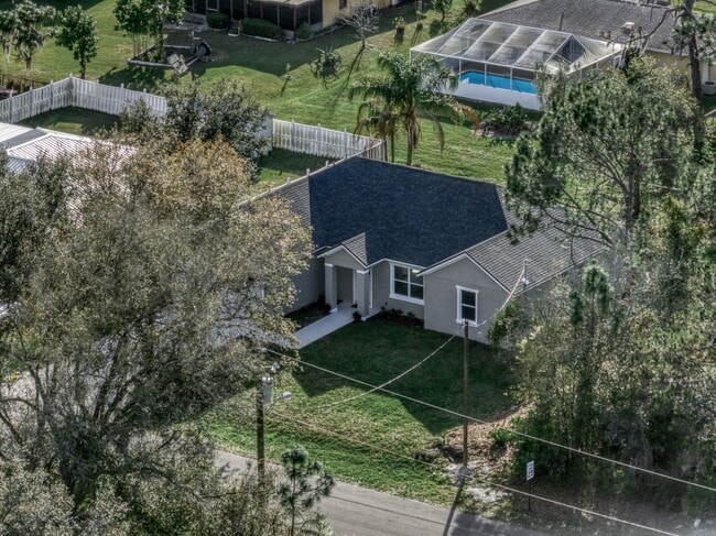 Building Photo - 3 Bedroom Home Located In The Sun N Lake Golf Community