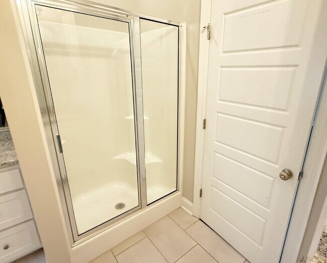 Building Photo - "Charming 3-Bed Townhouse Retreat with 2.5...