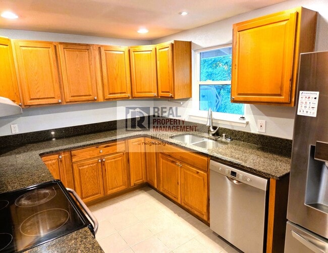Building Photo - Wonderful 3 Bedroom, 1 Bath With Garage an...