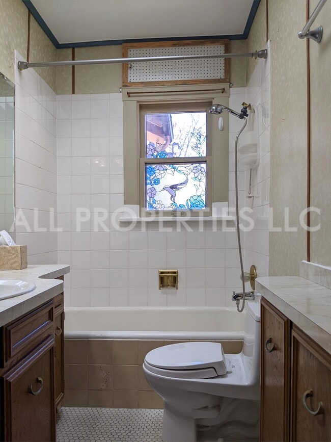 Building Photo - 557 S Race St