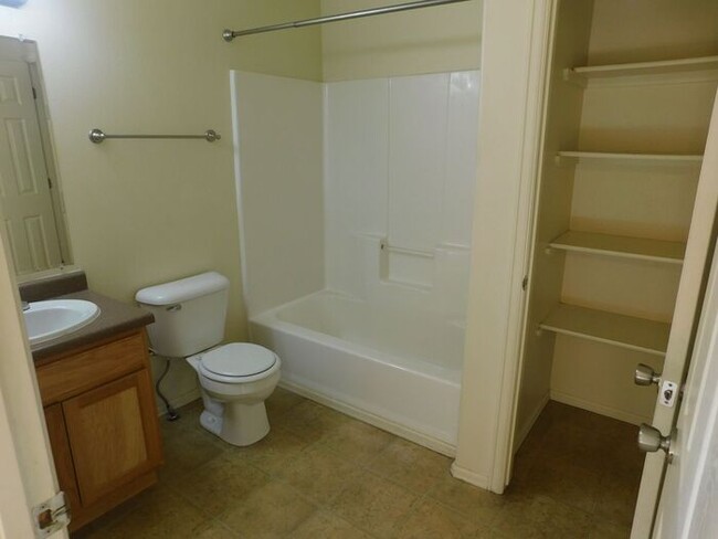 Building Photo - Comfortable 4-Bedroom Home with Great Outd...
