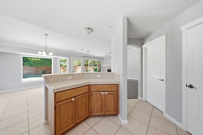Building Photo - Very clean move in ready dog friendly
