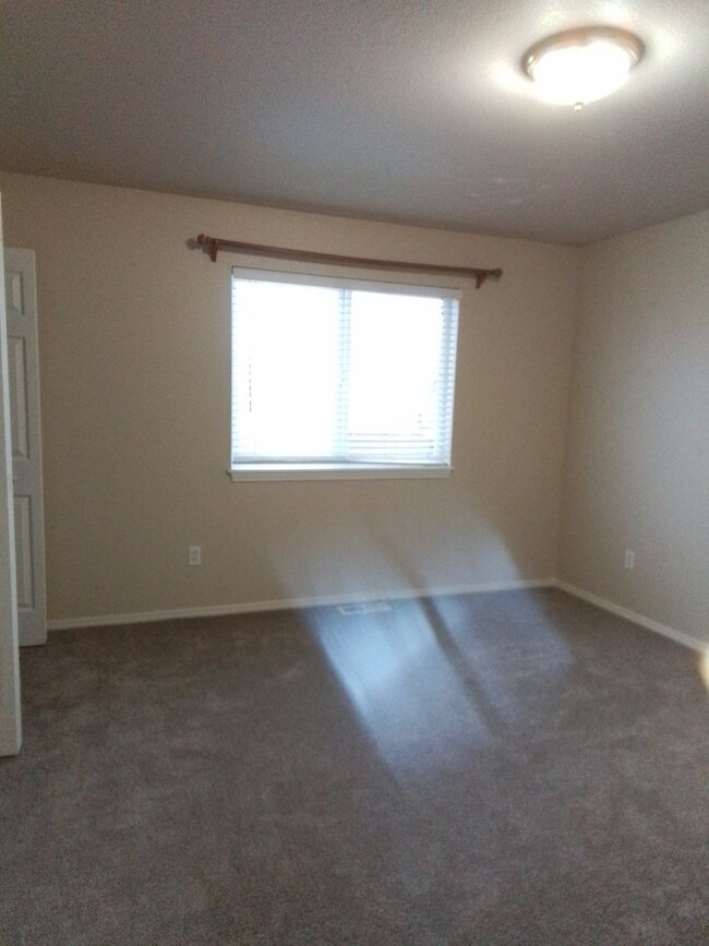 Building Photo - 4 bedroom: Super Clean with new carpet and...