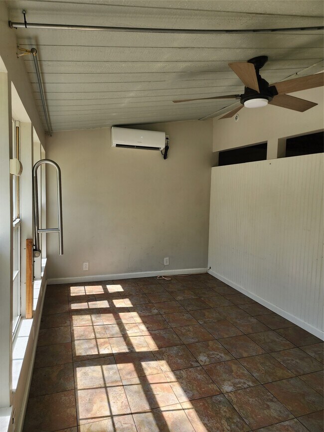 Building Photo - 13373 Southshore Dr