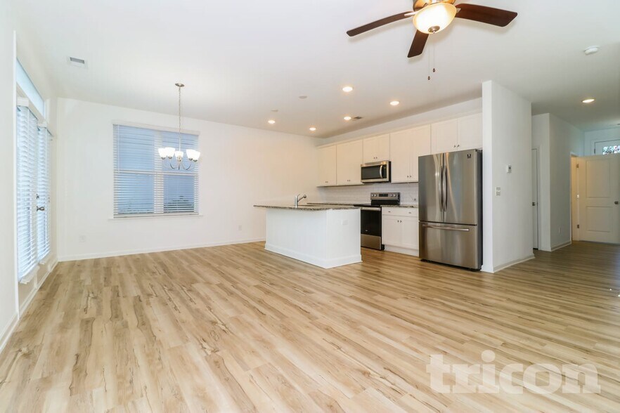 Building Photo - 2055 Rosemary Park Ln