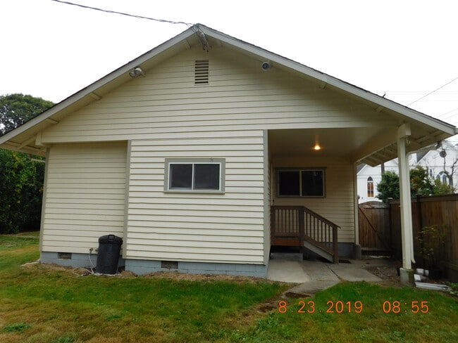 Building Photo - Large Single Family Home