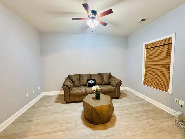 Building Photo - Stunning and spacious 3 bedroom/2 bath