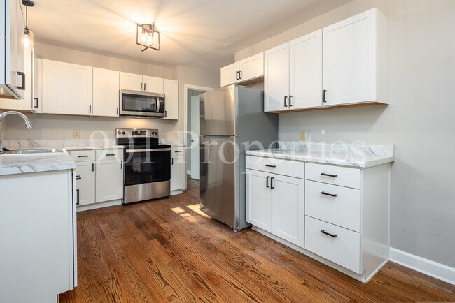 Building Photo - 680 Loeb St
