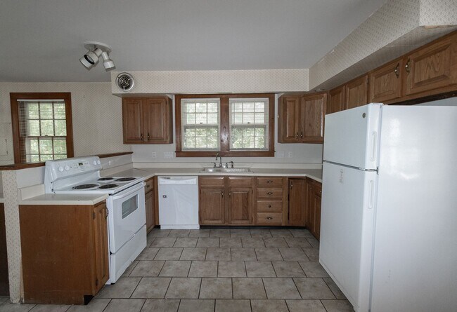 Building Photo - Charming 3 bed | 2 bath home in the heart ...