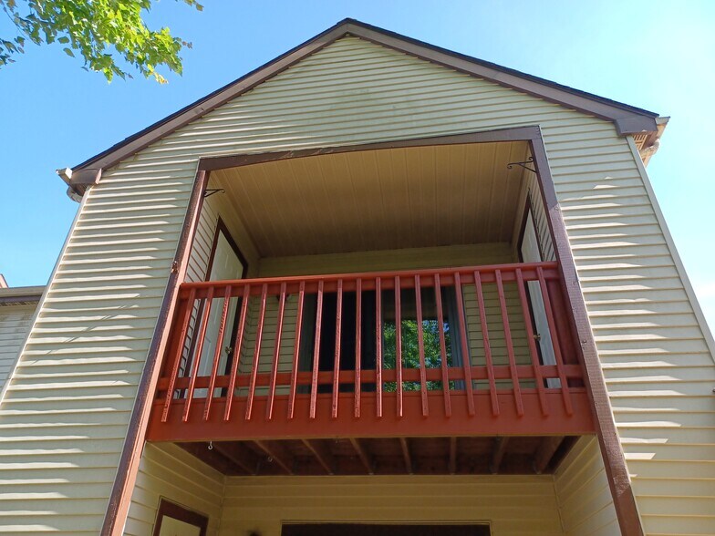 Private balcony - View from ground - 2208 Clark Ct
