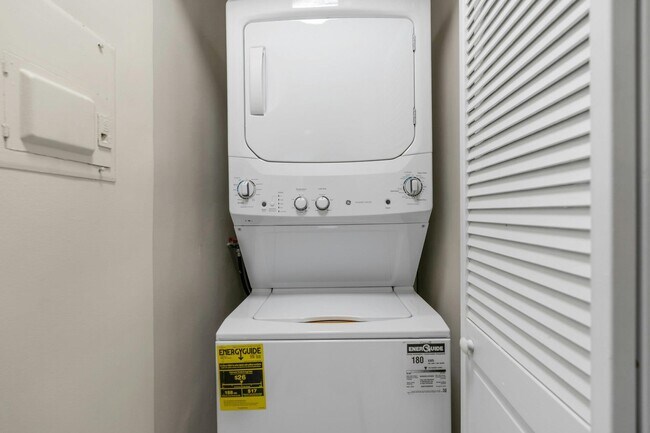 Building Photo - 590 Palisade Ave