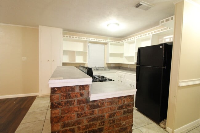 Building Photo - 6631 Castlebay Dr