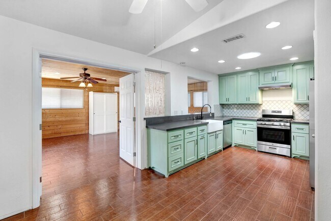 Building Photo - Single-Story 3 Bedroom (+1 Bonus Room and ...