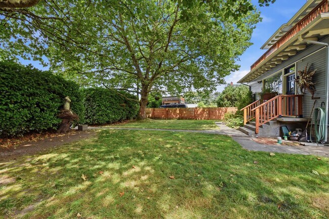 Building Photo - 5Bd/2.5Ba Everett Home