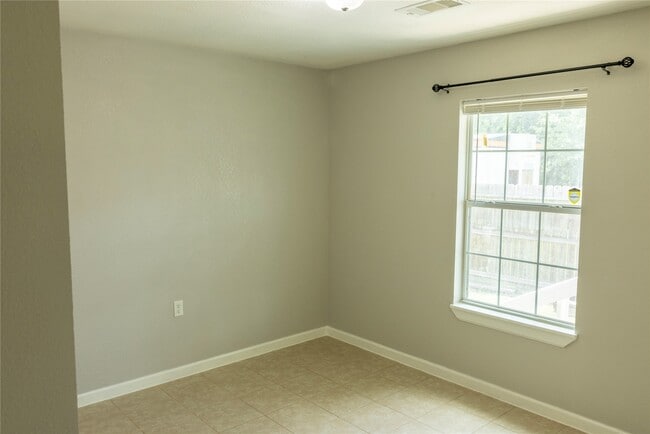 Building Photo - 537 Cottontail Dr