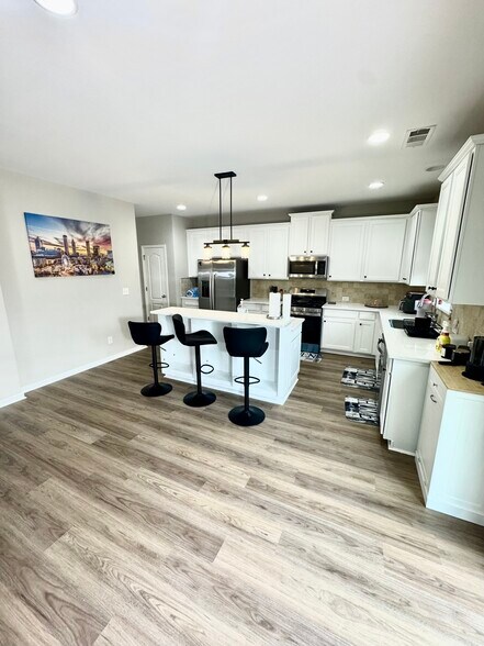 Building Photo - 410 Broadmoore Sq