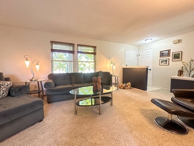 Building Photo - Updated Single-Family Home with Large Back...