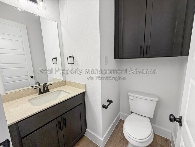 Building Photo - 4400 Elm Spgs St