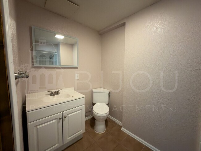 Building Photo - Spacious Split Level