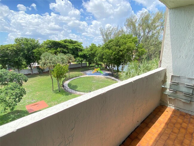 Building Photo - 10000 NW 80th Ct