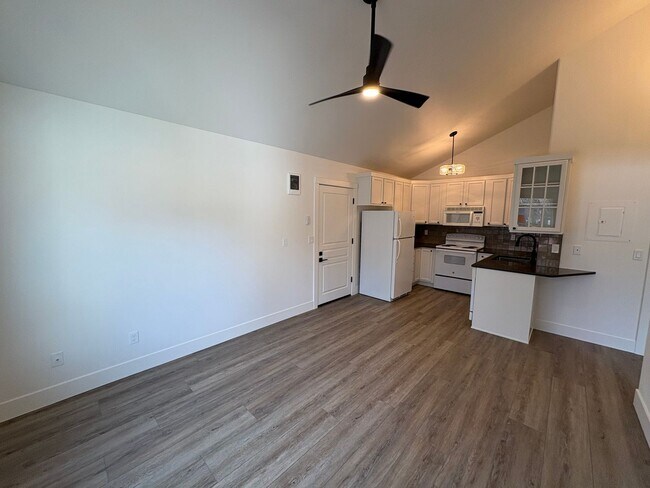 Building Photo - Remodeled 1 Bed/1 Bath Unit in Prime Location - Broadway