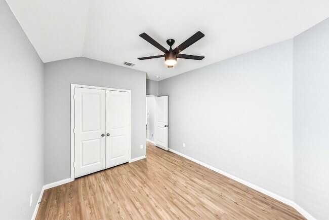 Building Photo - NO CARPET! Up to 1 Month Free Rent with 18-24 Month Lease! No Security Deposit Programs Available.