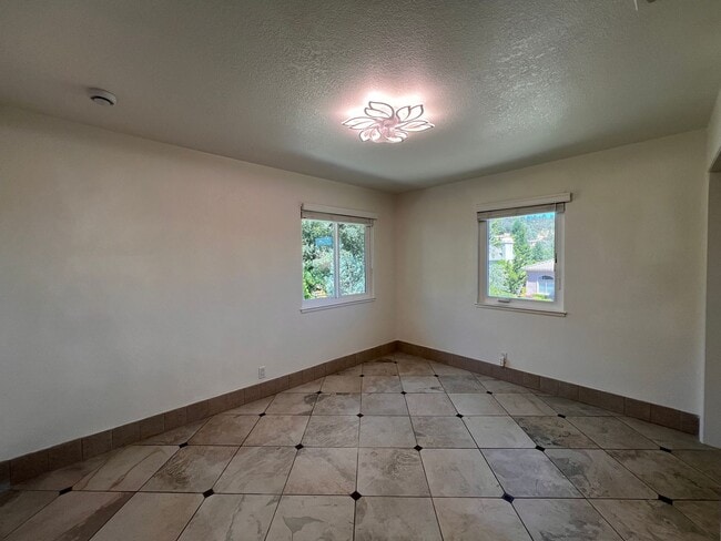 Building Photo - 912 Yosemite Ln