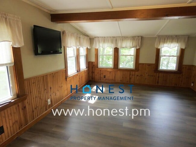 Building Photo - 523 Memorial Dr