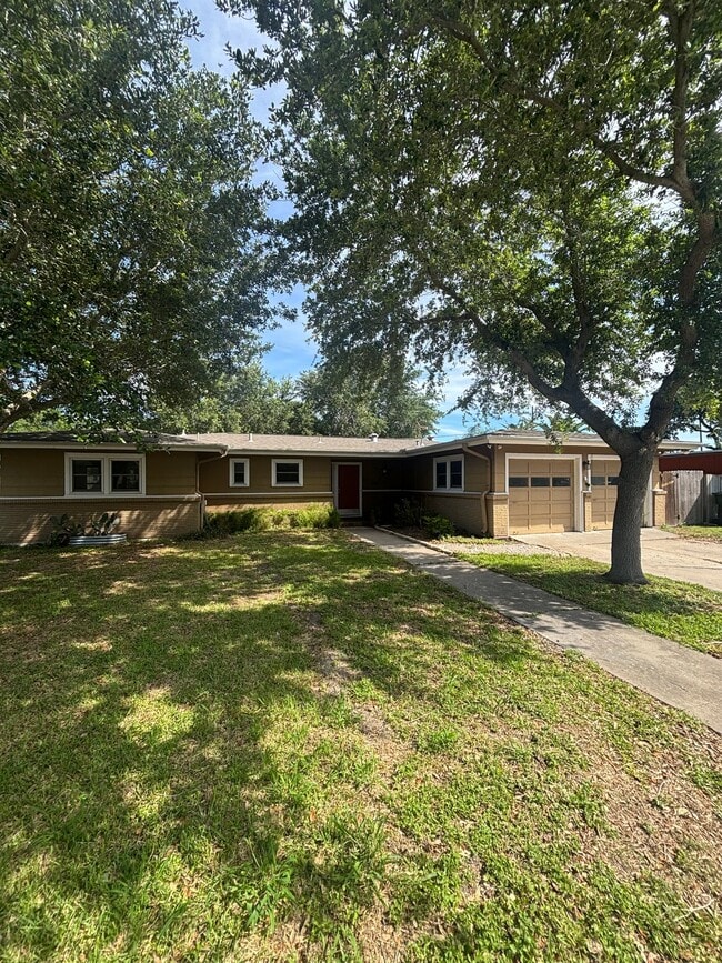 Building Photo - 625 Catalina Pl