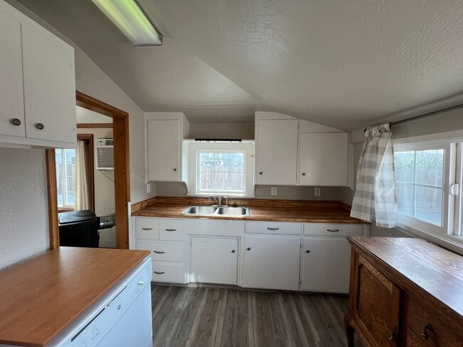 Building Photo - Nostalgic 3-bedroom Farmhouse in Hughson!