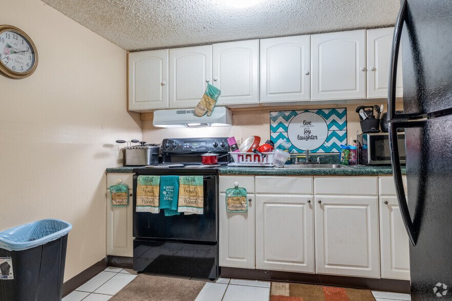 2BR, 1BA - 730SF - Altamonte Terrace