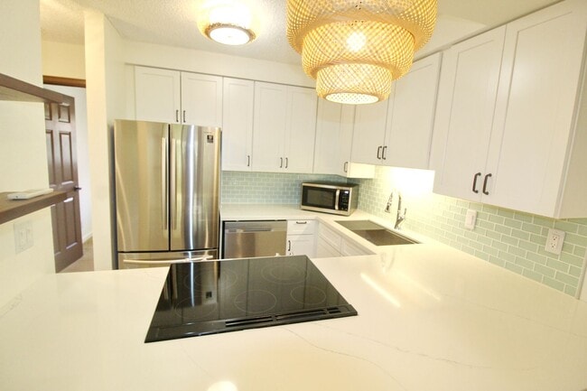 Building Photo - Cat-Friendly Upgraded Unit Located A Half ...