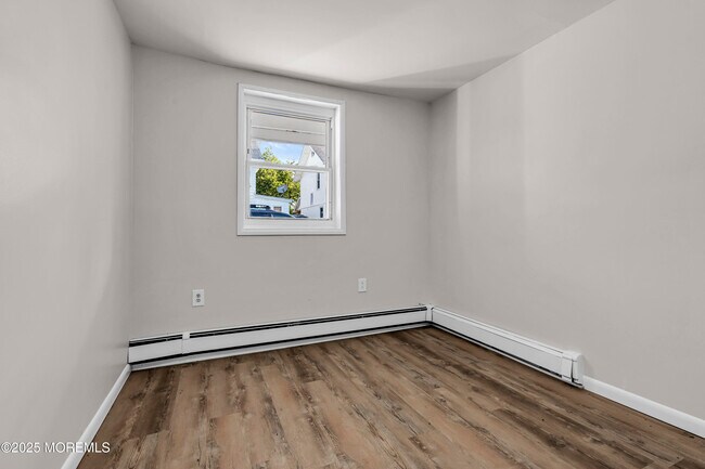 Building Photo - 1320 3rd Ave