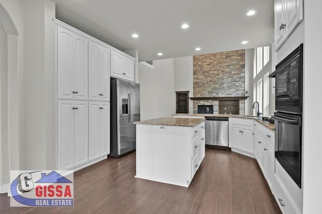 Building Photo - Beautiful home with 7 bedrooms, 5 1/2 bath...