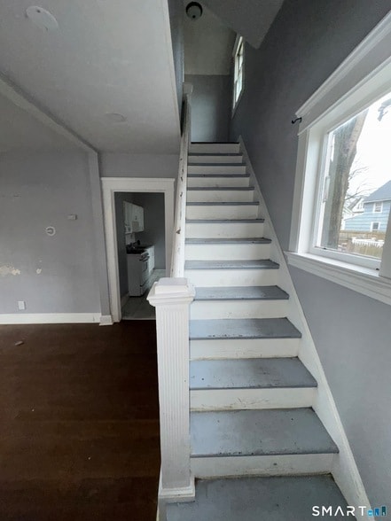 Building Photo - 154 Frank St