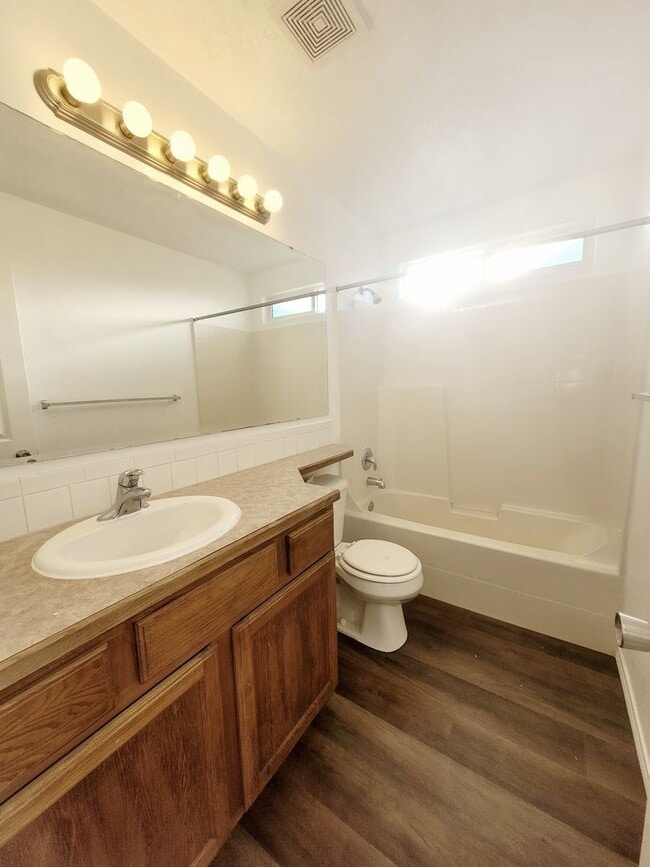 Building Photo - Newly upgraded 4 bedroom