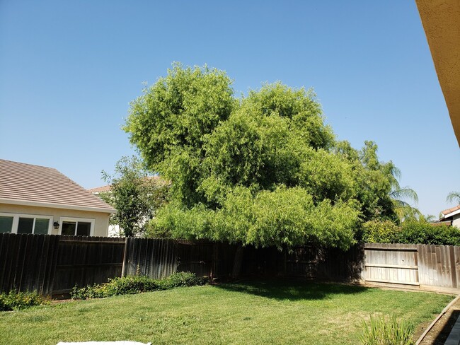 Building Photo - Huge Bella Flora house ready for you to ca...