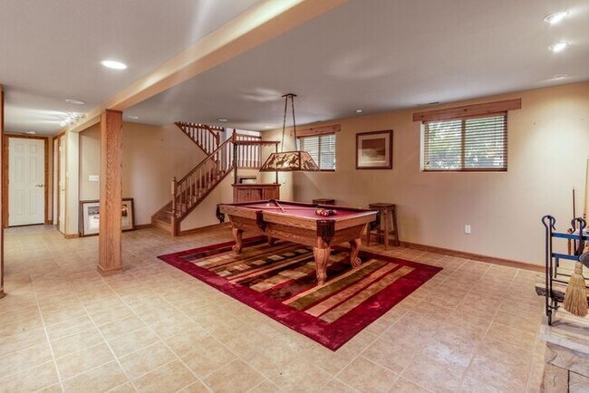 Building Photo - Spacious Bi-Level Home with Mountain & Lak...