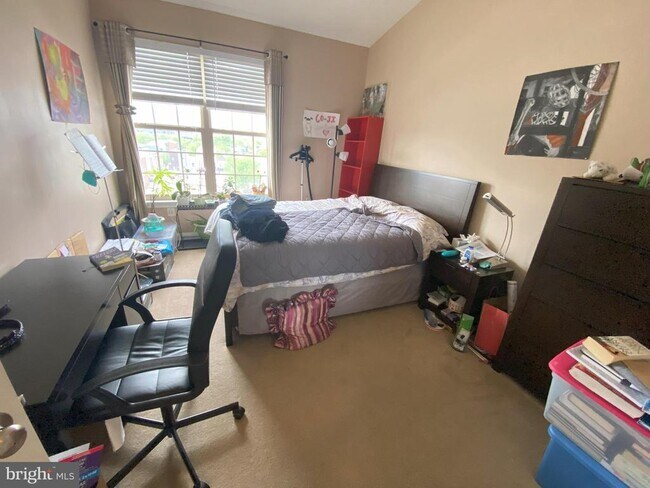 Building Photo - 303 Admirals Way