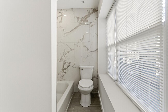 Building Photo - 419 5th St