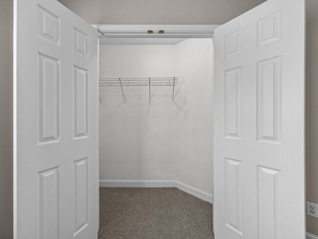Building Photo - Freshly Renovated 2 BR, 2.5 BA Townhome Ce...