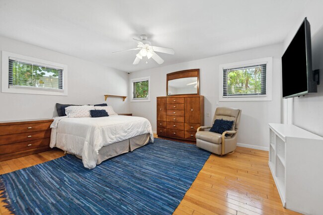 Building Photo - 949 Seagate Dr