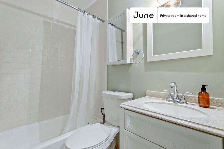 Building Photo - Room in Shared 5 bed/2 bath home in Logan Circle