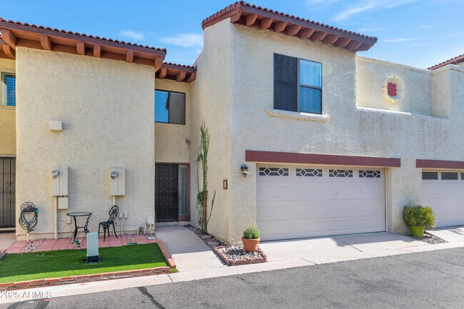 Building Photo - 5726 N 10th St