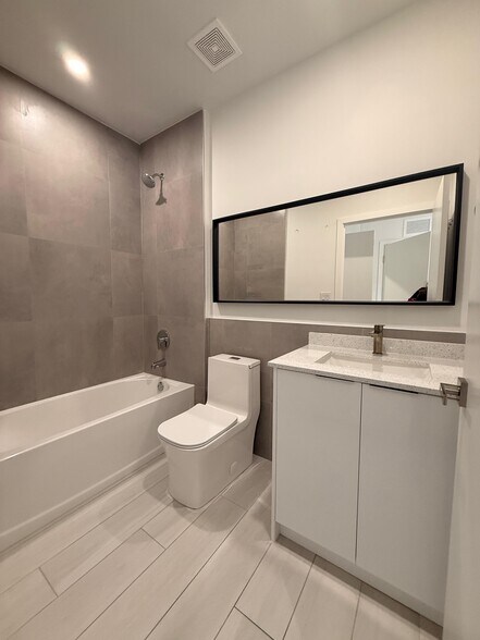 Building Photo - 765 E 20th St